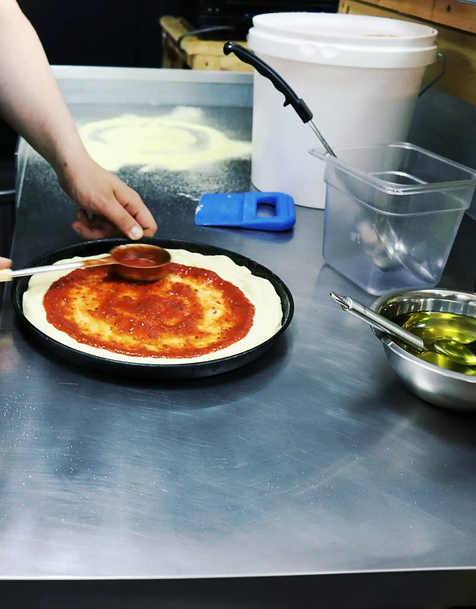 Chef préparant une pizza fraîche